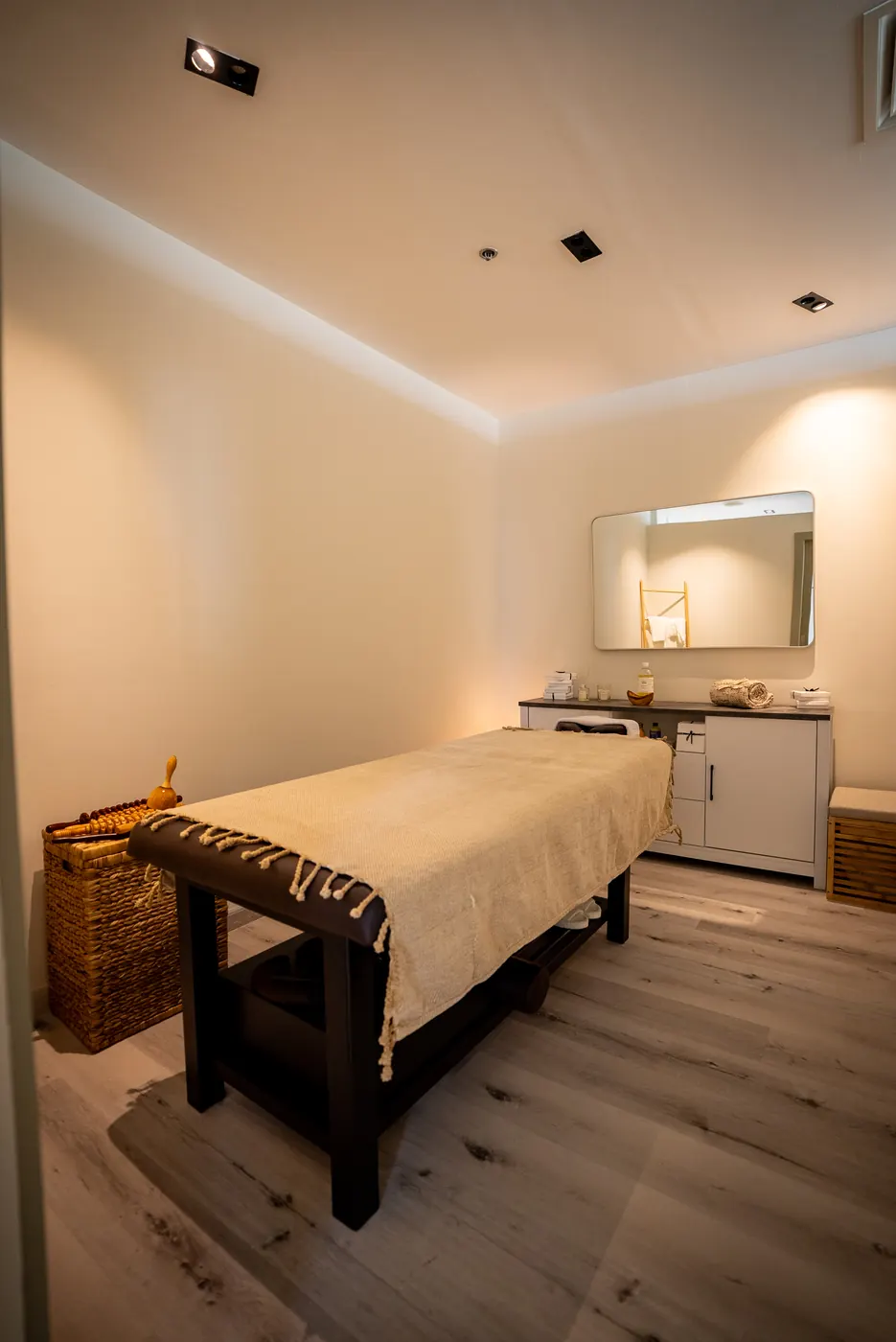 Treatment room prepared for manual body recovery at Maison Kalléa